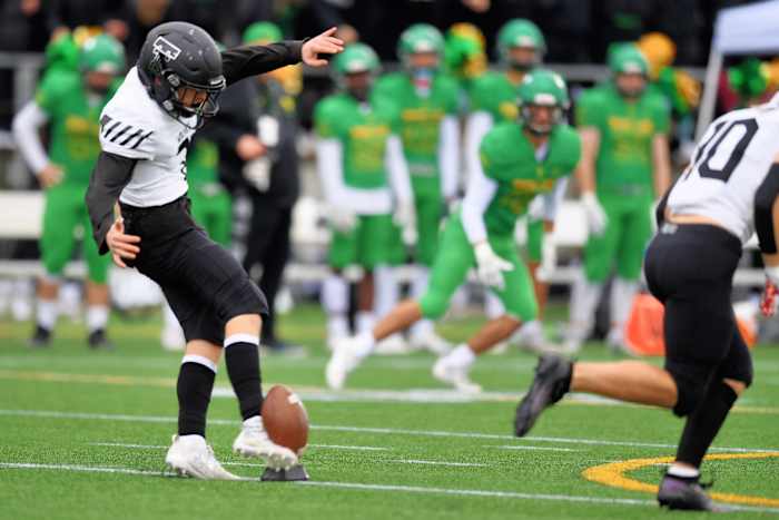 Tualatin.West-Linn.6A-football-semifinal.Leon-Neuschwander.8